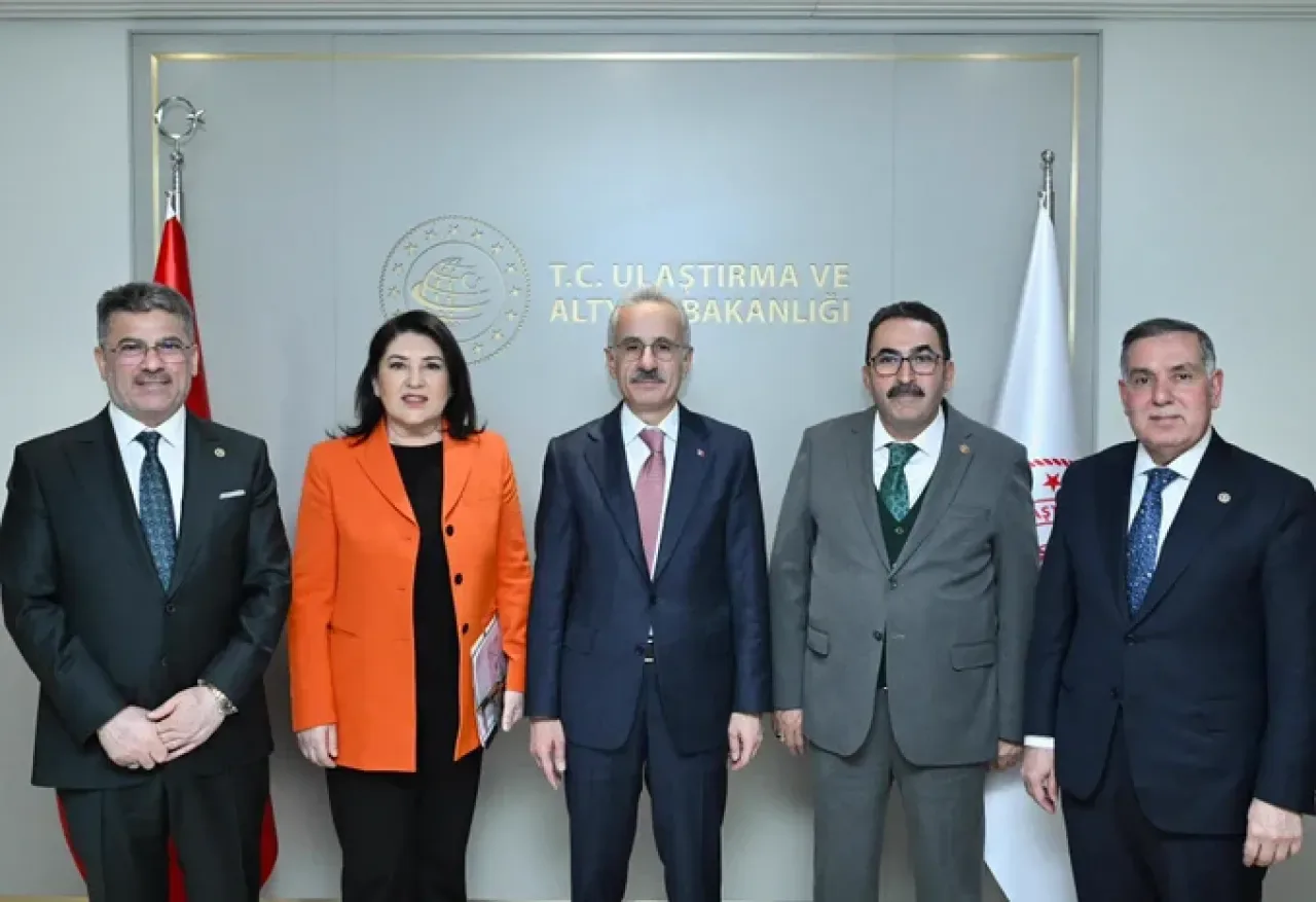 AK Partili Adana Milletvekilleri'nden Ulaştırma Bakanı Uraloğlu'na Ziyaret: Adana'nın Altyapı Gündemi Masada AK Partili Adana Milletvekilleri'nden Ulaştırma Bakanı Uraloğlu'na Ziyaret: Adana'nın Altyapı Gündemi Masada