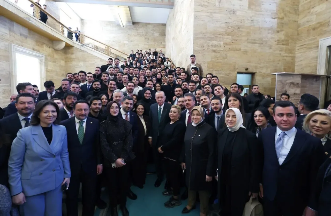 AK Parti Gençlik Kollarından "Türkiye Yüzyılı" Vurgusu AK Parti Gençlik Kollarından "Türkiye Yüzyılı" Vurgusu