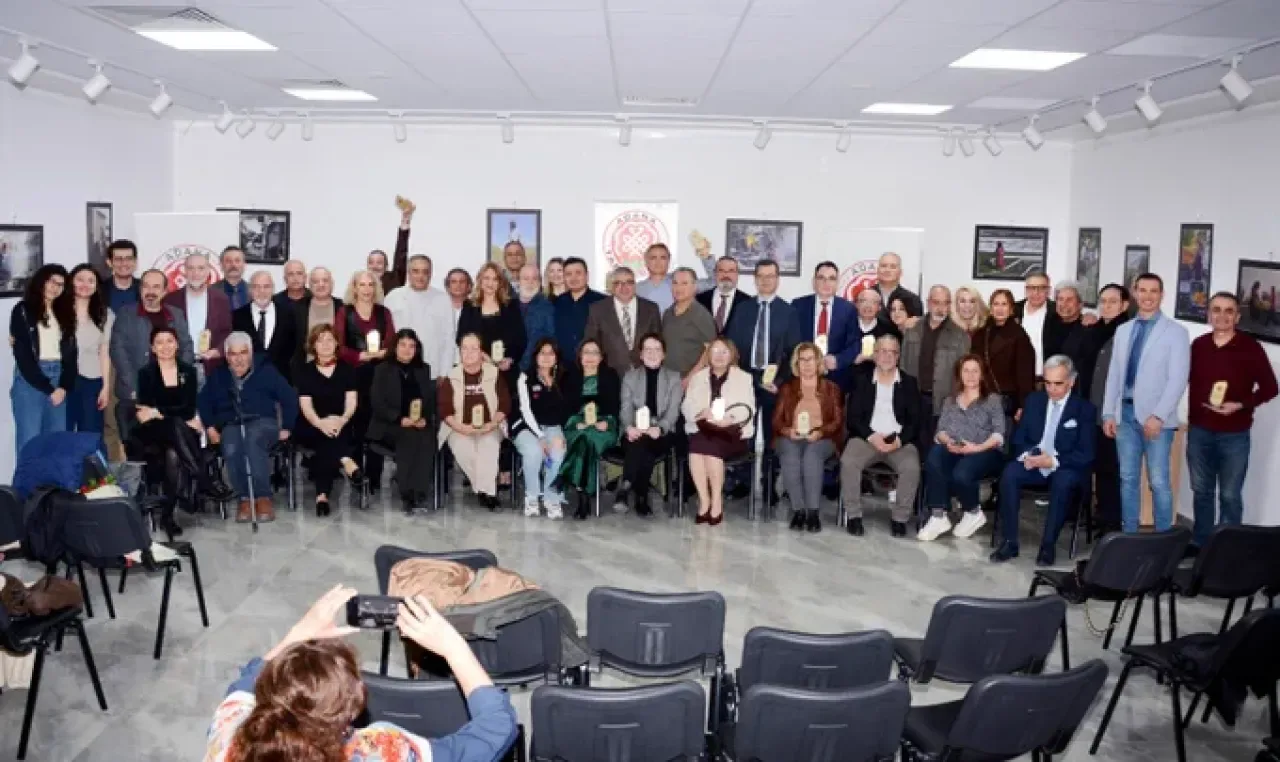 Adanalı Doktorların 30 Yıllık Meslek Onuru Plaketle Taçlandı Adanalı Doktorların 30 Yıllık Meslek Onuru Plaketle Taçlandı