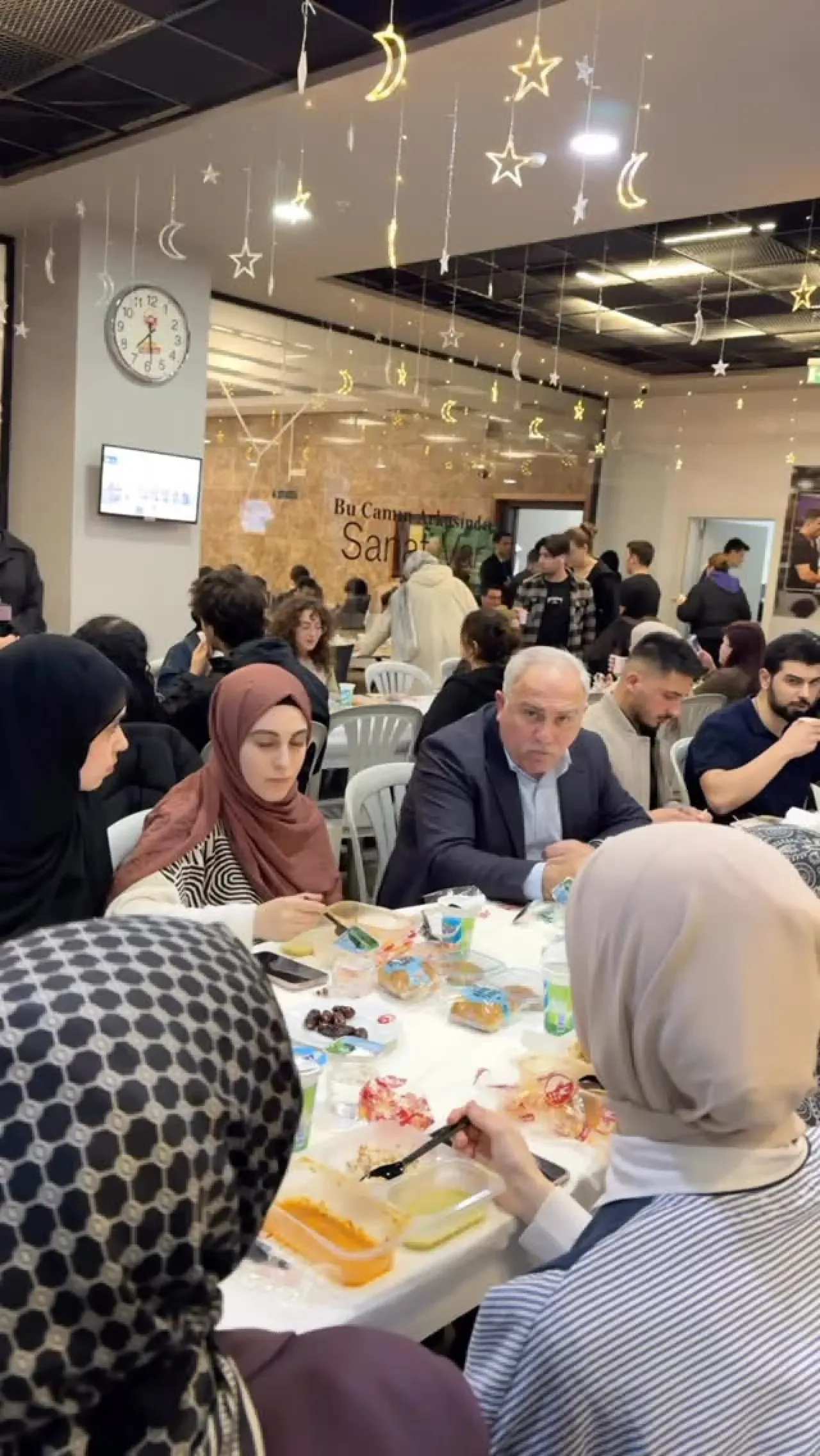 Fatih'te Kütüphaneler İftar Vaktiyle Renklendi: "Allah Kabul Etsin Gençler" Fatih'te Kütüphaneler İftar Vaktiyle Renklendi: "Allah Kabul Etsin Gençler"