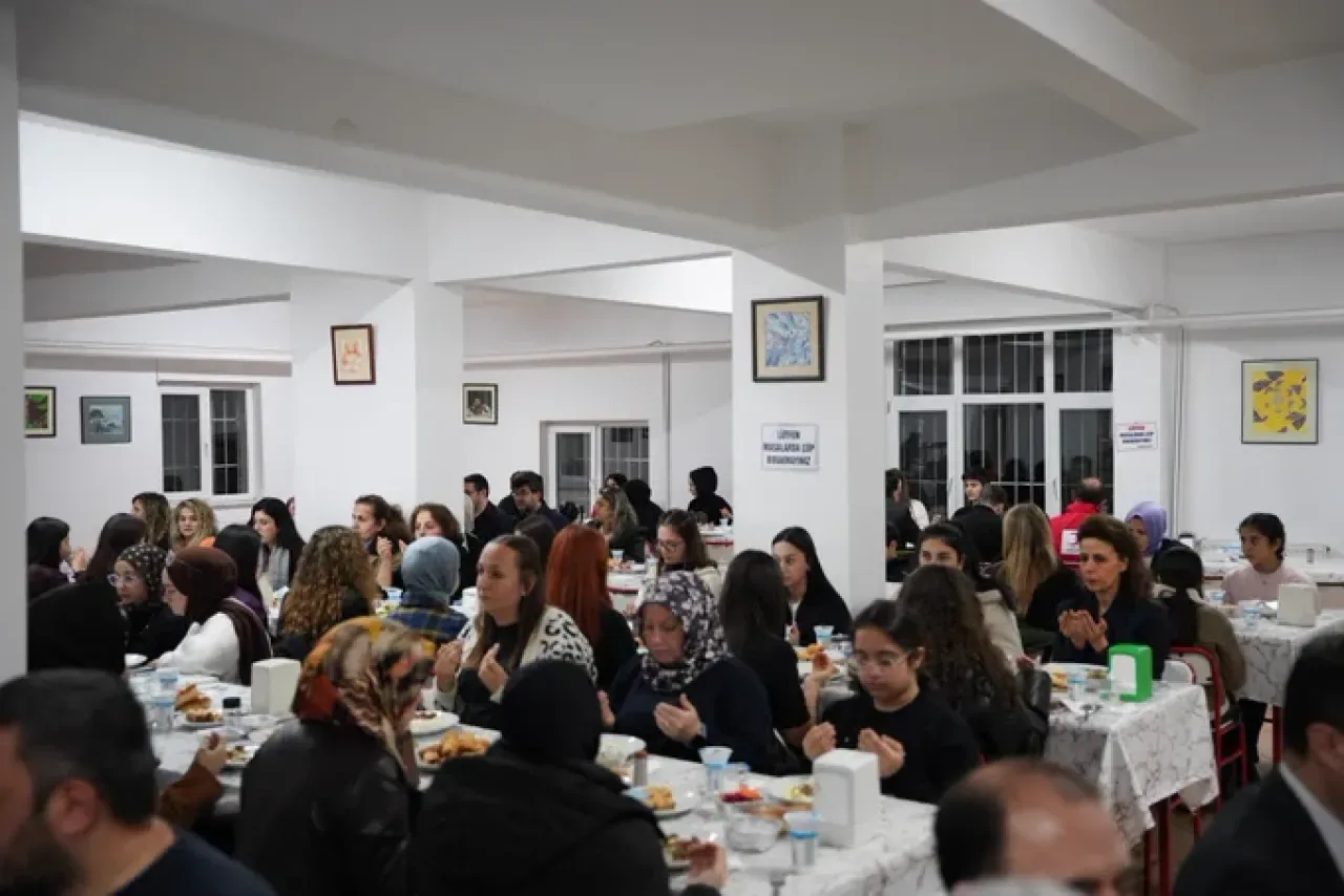 Kartal'da Öğrenci Meclisi Üyeleri İftarda Kaymakam ve İlçe Müdürü ile Buluştu Kartal'da Öğrenci Meclisi Üyeleri İftarda Kaymakam ve İlçe Müdürü ile Buluştu