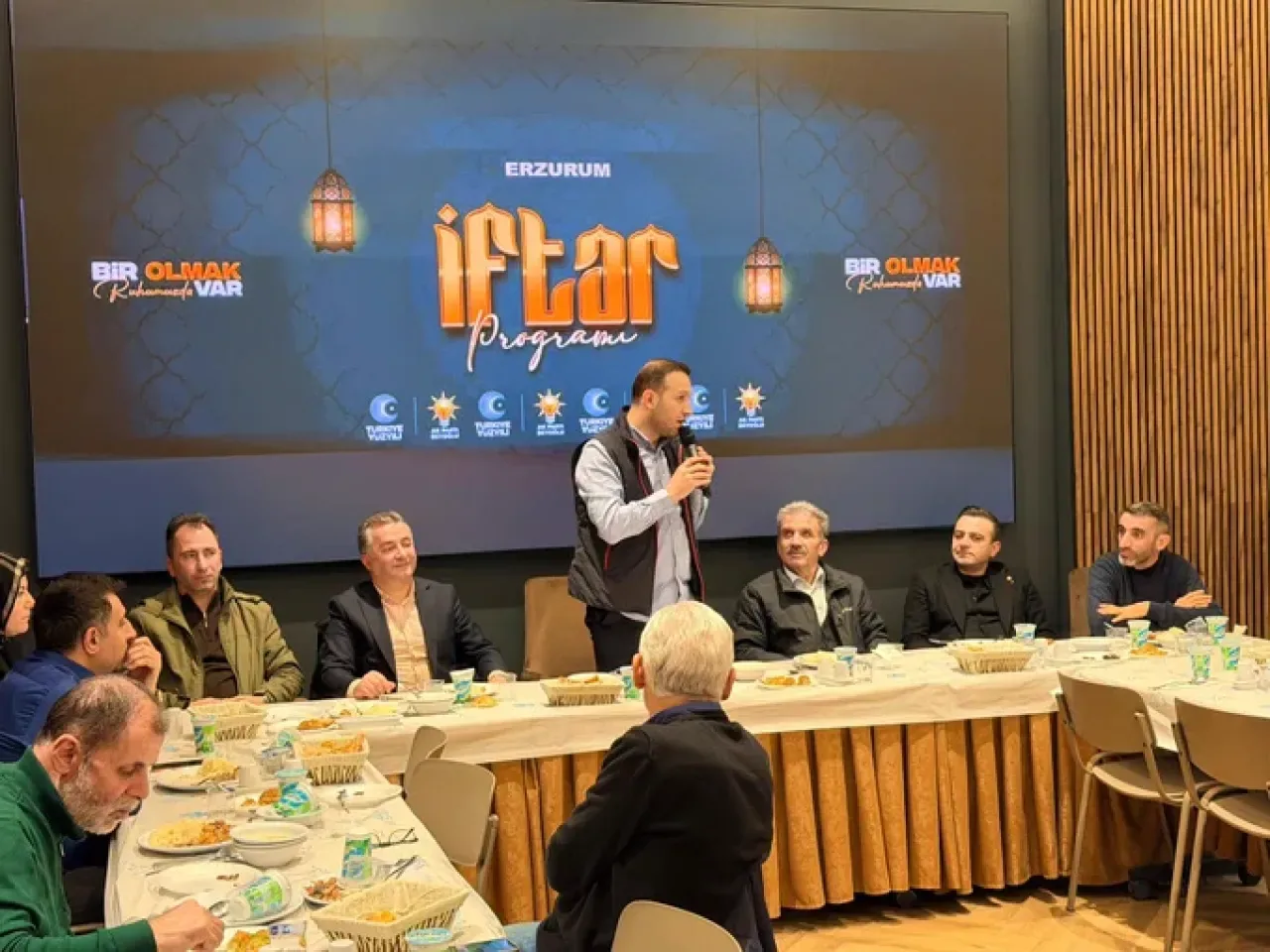 AK Parti Beyoğlu'nda Erzurumlu Hemşehrilerle İftar Buluşması AK Parti Beyoğlu'nda Erzurumlu Hemşehrilerle İftar Buluşması