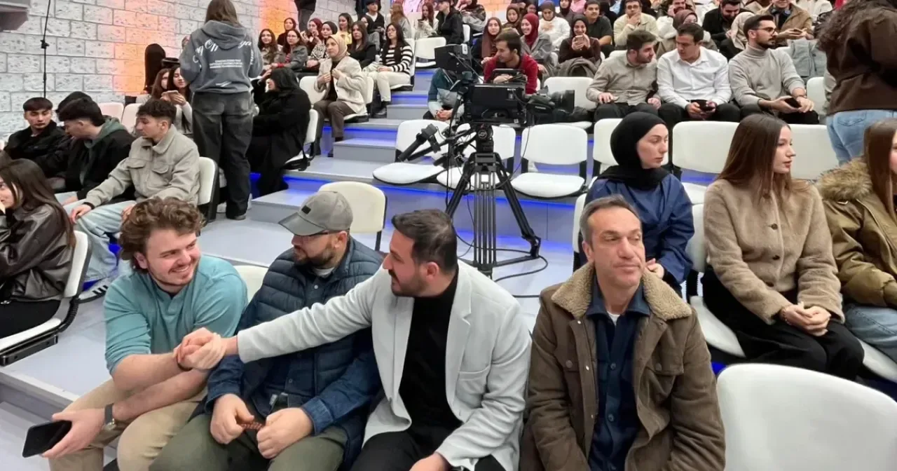 Yalova Üniversitesi Öğrencileri Nihat Hatipoğlu'nun İftar Programında Yalova Üniversitesi Öğrencileri Nihat Hatipoğlu'nun İftar Programında