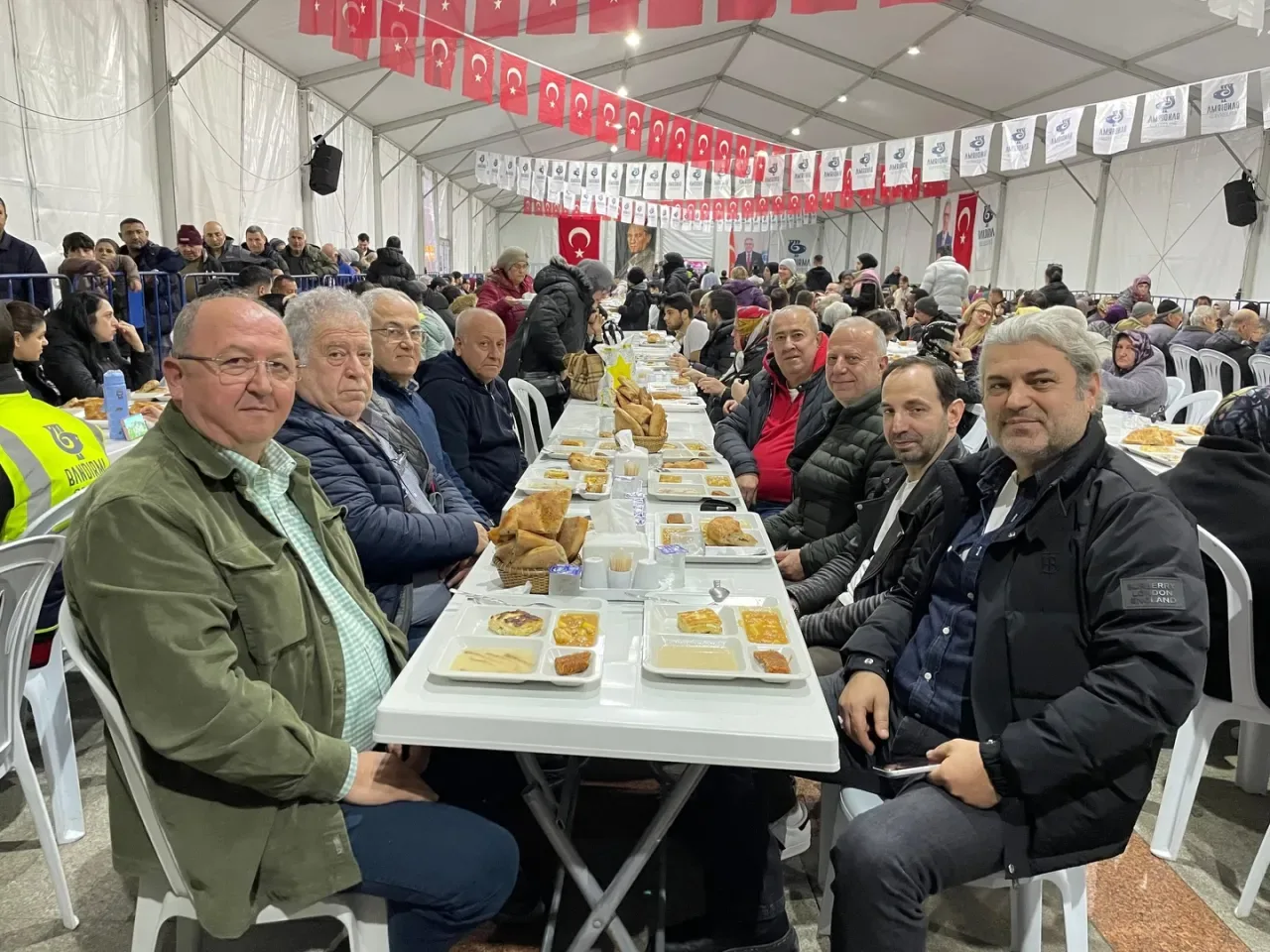 Bandırma'da Ramazan Ruhu: Ziyafet Spor'dan İftar İkramı Bandırma'da Ramazan Ruhu: Ziyafet Spor'dan İftar İkramı
