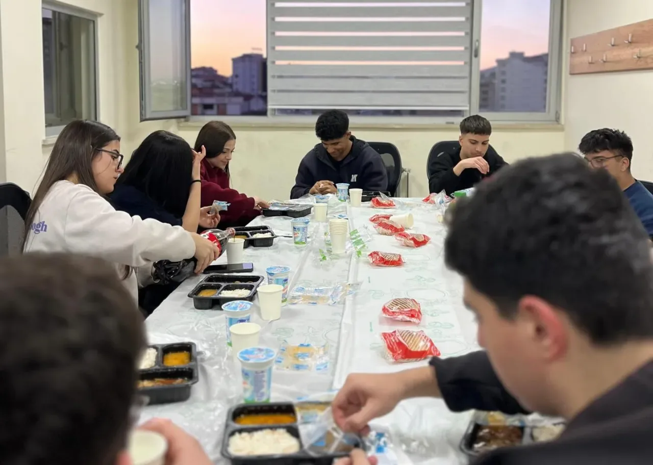 Tügva Pendik, Turgut Özal Anadolu Lisesi'nde Öğrenci ve Öğretmenleri İftarda Buluşturdu Tügva Pendik, Turgut Özal Anadolu Lisesi'nde Öğrenci ve Öğretmenleri İftarda Buluşturdu