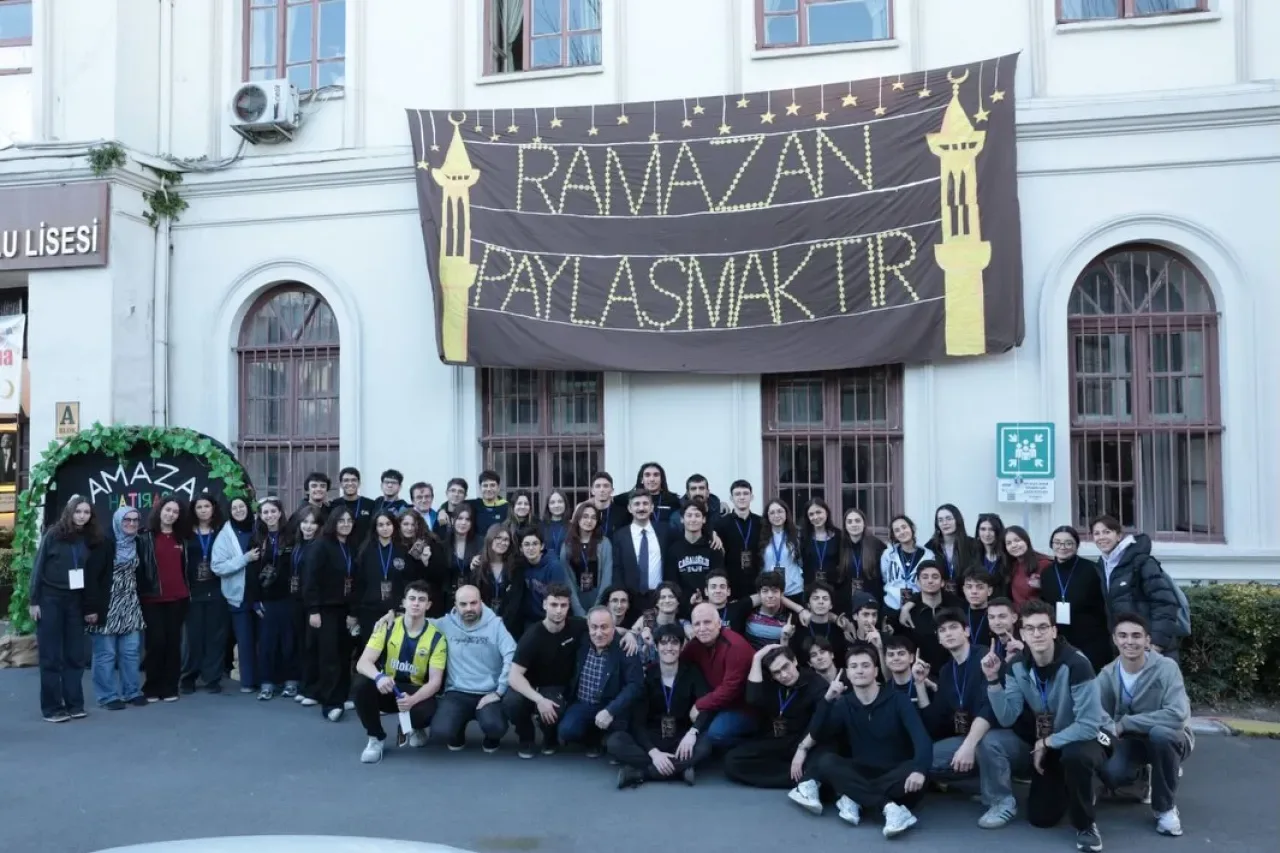 Cağaloğlu Anadolu Lisesi'nde Anlamlı İftar Buluşması Cağaloğlu Anadolu Lisesi'nde Anlamlı İftar Buluşması