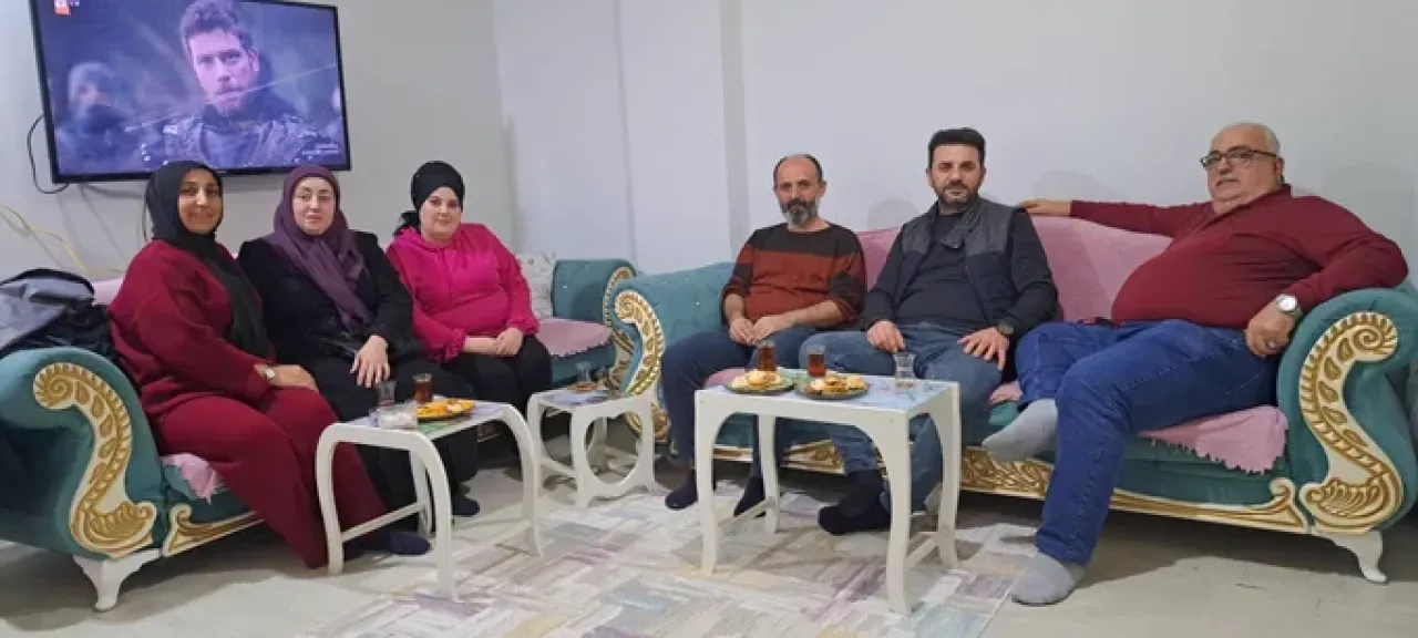 AK Parti Esenyer'de Kapı Kapı Vatandaşla Buluştu AK Parti Esenyer'de Kapı Kapı Vatandaşla Buluştu