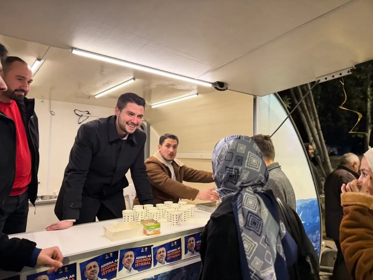 Ak Genç İzmit, Ramazan'ın Bereketini Kent Meydanı'nda Paylaştı Ak Genç İzmit, Ramazan'ın Bereketini Kent Meydanı'nda Paylaştı