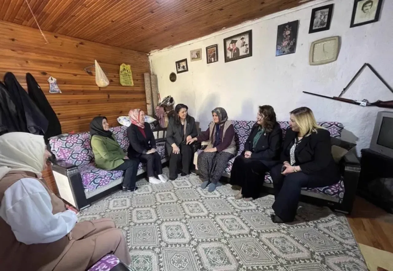 AK Parti Kadın Kolları'ndan Aladağ'da Anlamlı Ziyaret AK Parti Kadın Kolları'ndan Aladağ'da Anlamlı Ziyaret
