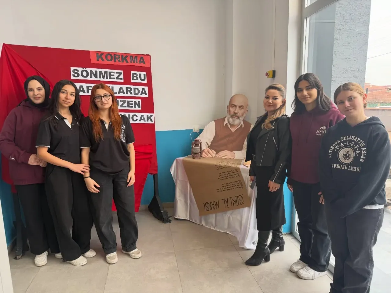 Altınova'da Genç Ruhlar, İstiklal Marşı'nı Sanatla Andı Altınova'da Genç Ruhlar, İstiklal Marşı'nı Sanatla Andı