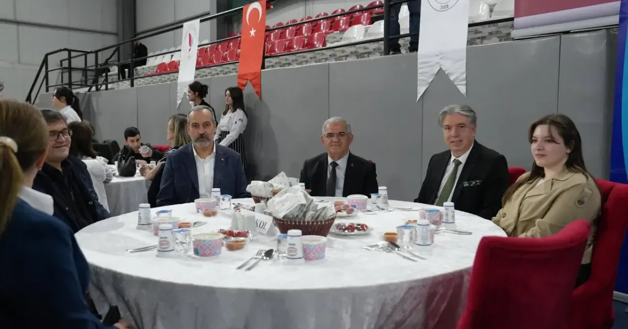 Yalova Üniversitesi Geleneksel İftarında Buluştu Yalova Üniversitesi Geleneksel İftarında Buluştu