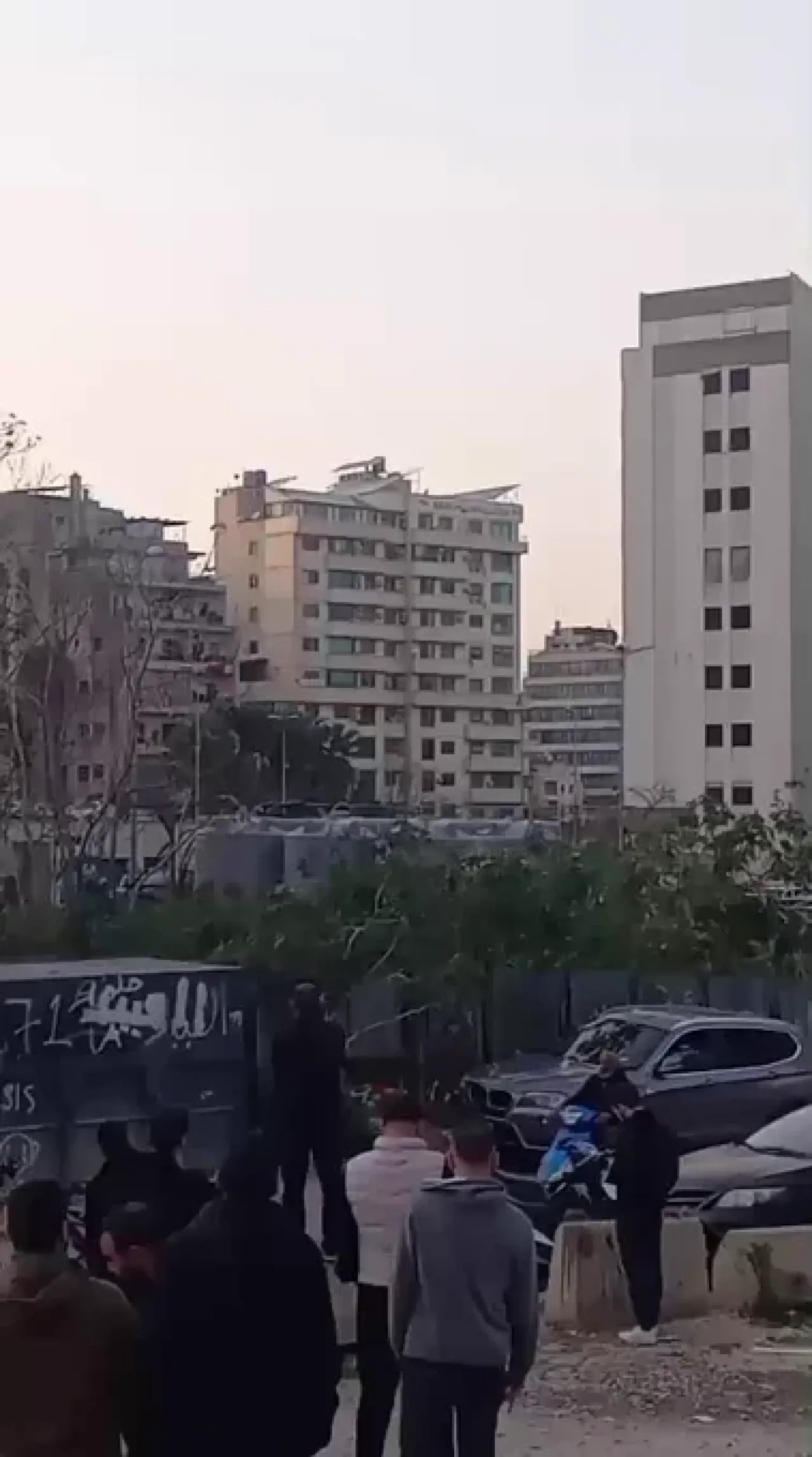 Beyrut'ta Saldırı: El Başura Bölgesinde Bina Hedef Alındı Beyrut'ta Saldırı: El Başura Bölgesinde Bina Hedef Alındı