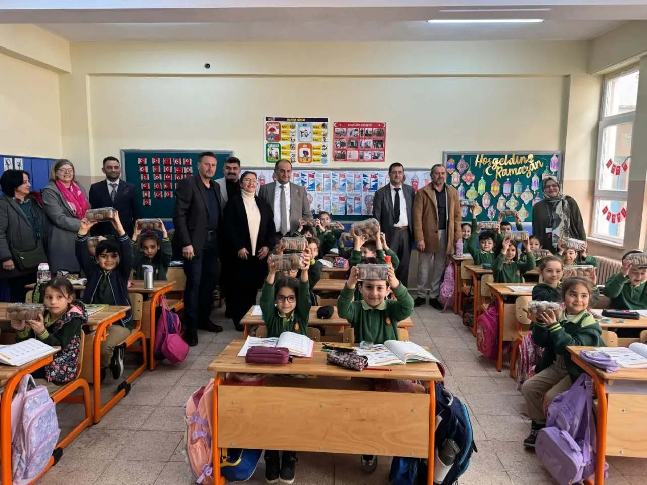 Subaşı'nda Öğrencilere Sağlıklı Atıştırmalık: Kivi Dağıtımı Gerçekleştirildi Subaşı'nda Öğrencilere Sağlıklı Atıştırmalık: Kivi Dağıtımı Gerçekleştirildi