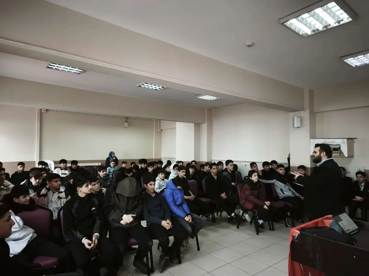 Bağcılar'da Gençler İçin "Bağımlılıktan Öze Dönüş" Konferansı Bağcılar'da Gençler İçin "Bağımlılıktan Öze Dönüş" Konferansı