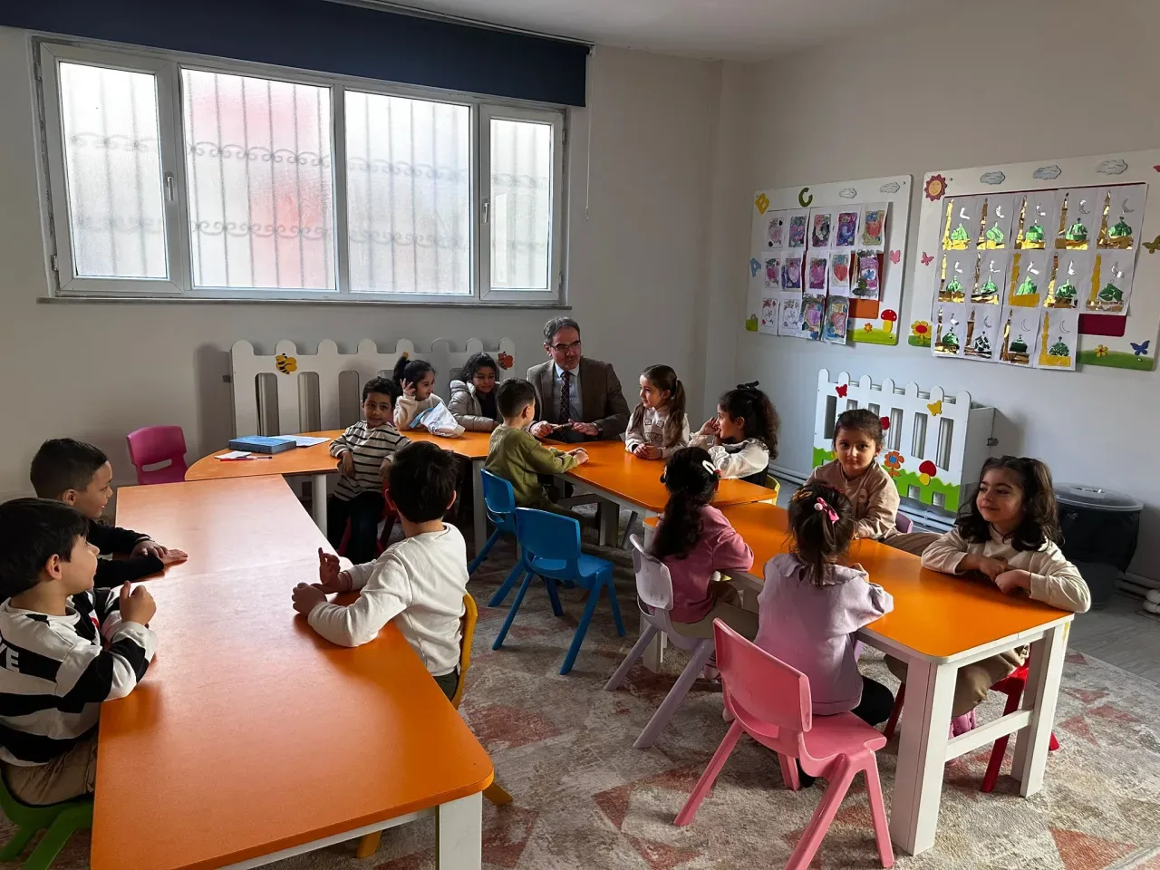 Bağcılar Müftüsü'nden Minik Öğrencilere Sürpriz Ziyaret Bağcılar Müftüsü'nden Minik Öğrencilere Sürpriz Ziyaret