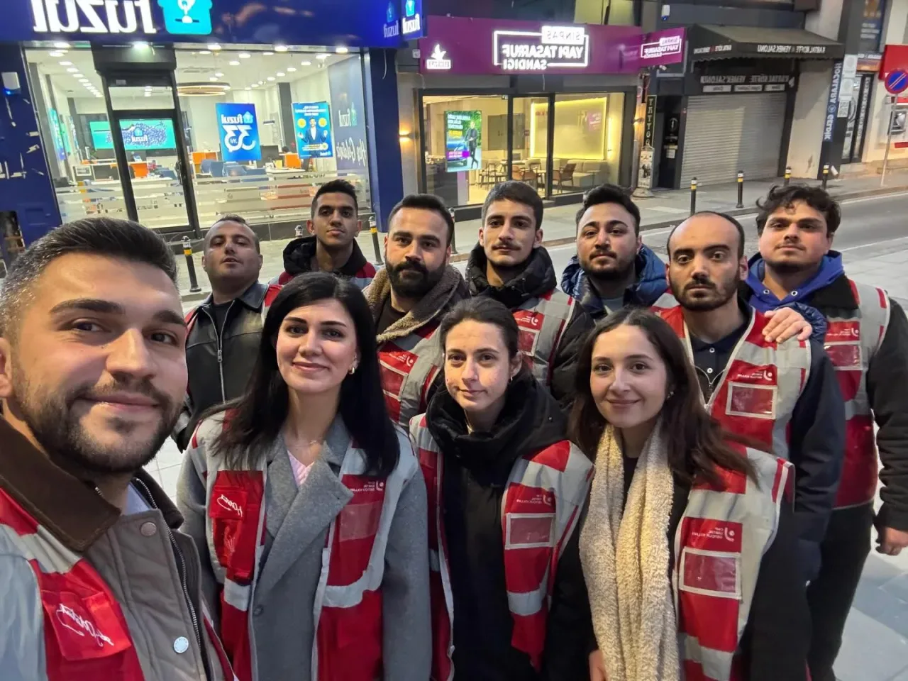 CHP'li Gençlerden Kartal'da Anlamlı İftar Ziyareti CHP'li Gençlerden Kartal'da Anlamlı İftar Ziyareti