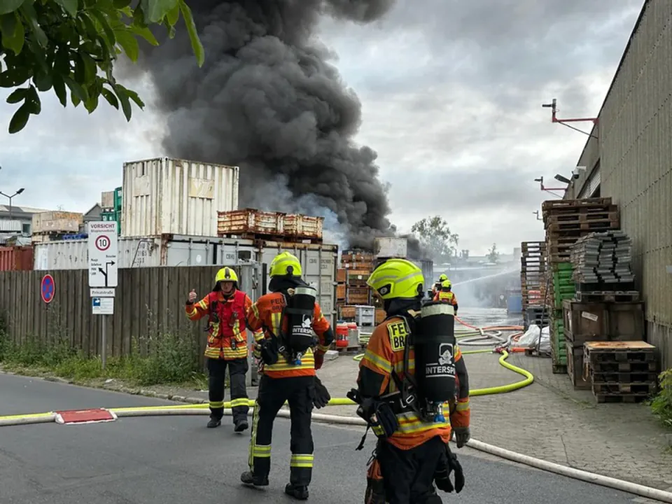 Braunschweig'de Geri Dönüşüm Tesisinde Yangın: Lityum Piller Alev Aldı görseli