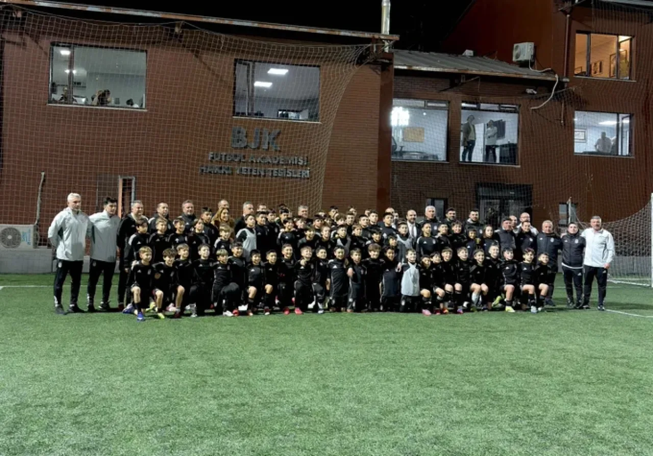 Beşiktaş Başkanı Serdal Adalı, Akademili Futbolcularla İftarda Bir Araya Geldi Beşiktaş Başkanı Serdal Adalı, Akademili Futbolcularla İftarda Bir Araya Geldi