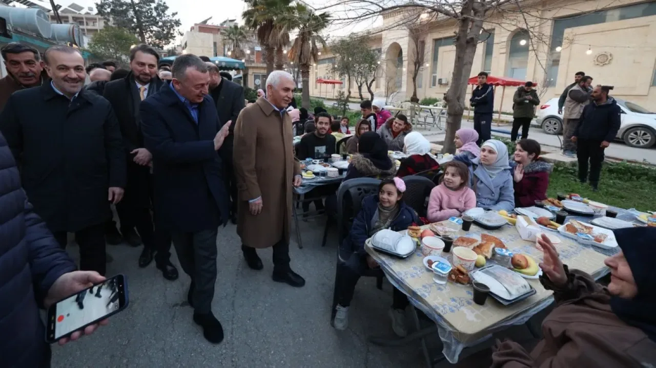 Kocaeli'den Halep'e Uzanan Ramazan Köprüsü: Başkan Büyükakın, Kardeşlik Sofrası'nda Kocaeli'den Halep'e Uzanan Ramazan Köprüsü: Başkan Büyükakın, Kardeşlik Sofrası'nda