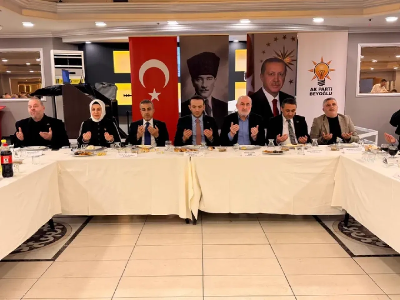 AK Parti Beyoğlu'nda Protokol İftarı: Ramazan'da Dayanışma Ruhu AK Parti Beyoğlu'nda Protokol İftarı: Ramazan'da Dayanışma Ruhu