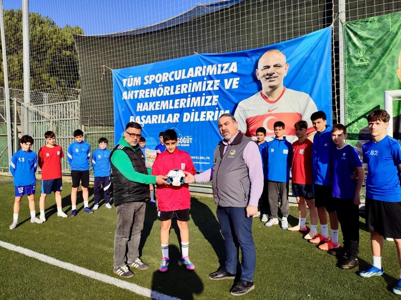 Körfez'de Atık Piller Futbol Topuna Dönüştü: Sporcular Çevre İçin Top Attı Körfez'de Atık Piller Futbol Topuna Dönüştü: Sporcular Çevre İçin Top Attı