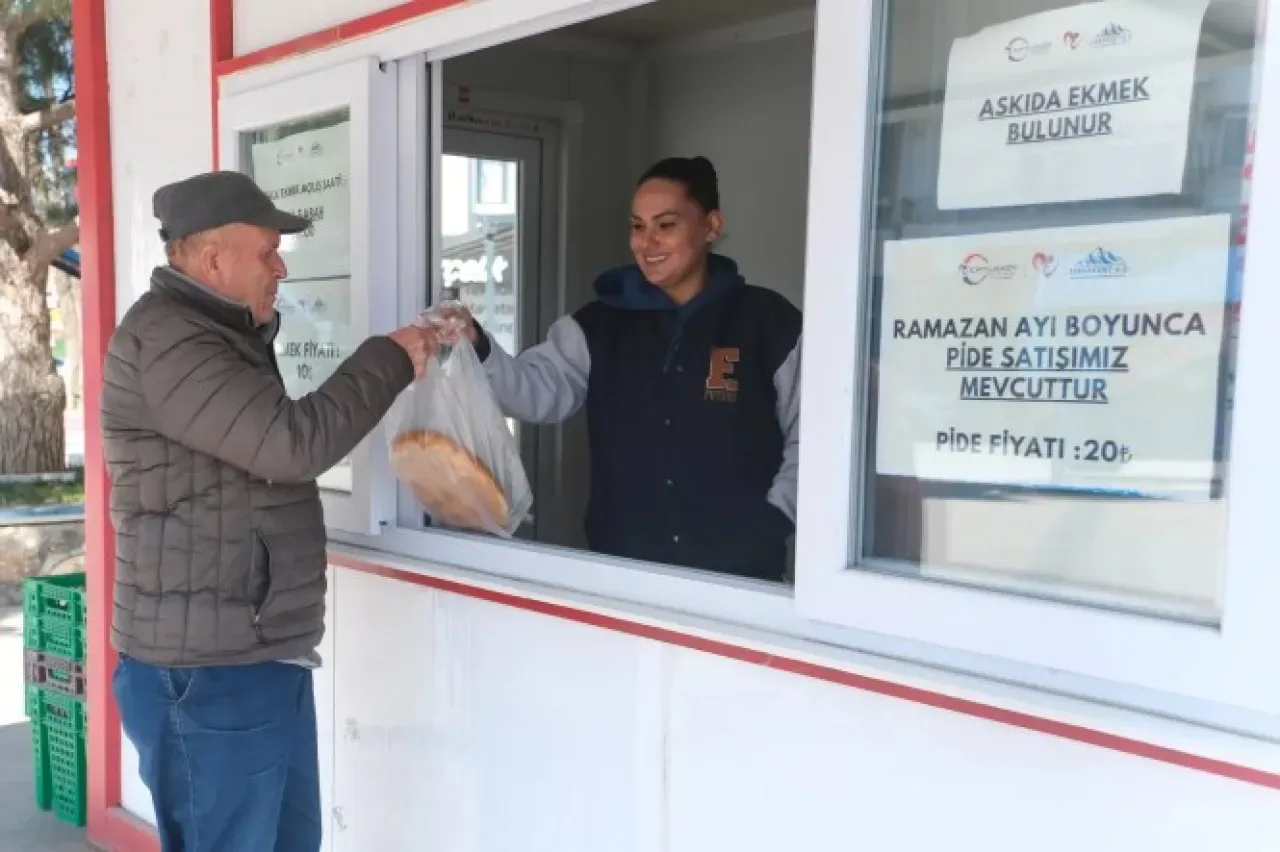 Çiftlikköy'de Ramazan Pidesine Yoğun İlgi: Ekonomik Fiyatla Geleneksel Lezzet Çiftlikköy'de Ramazan Pidesine Yoğun İlgi: Ekonomik Fiyatla Geleneksel Lezzet