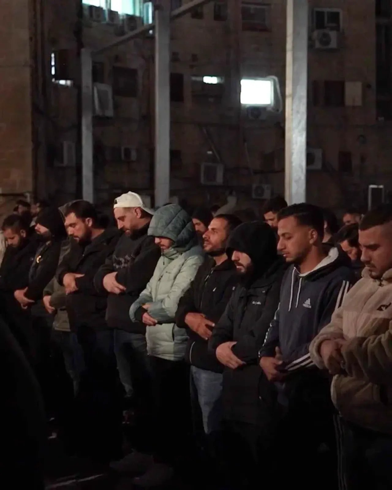 İsrail'in Aksa Kapatmasına Sokakta Teravih Cevabı İsrail'in Aksa Kapatmasına Sokakta Teravih Cevabı