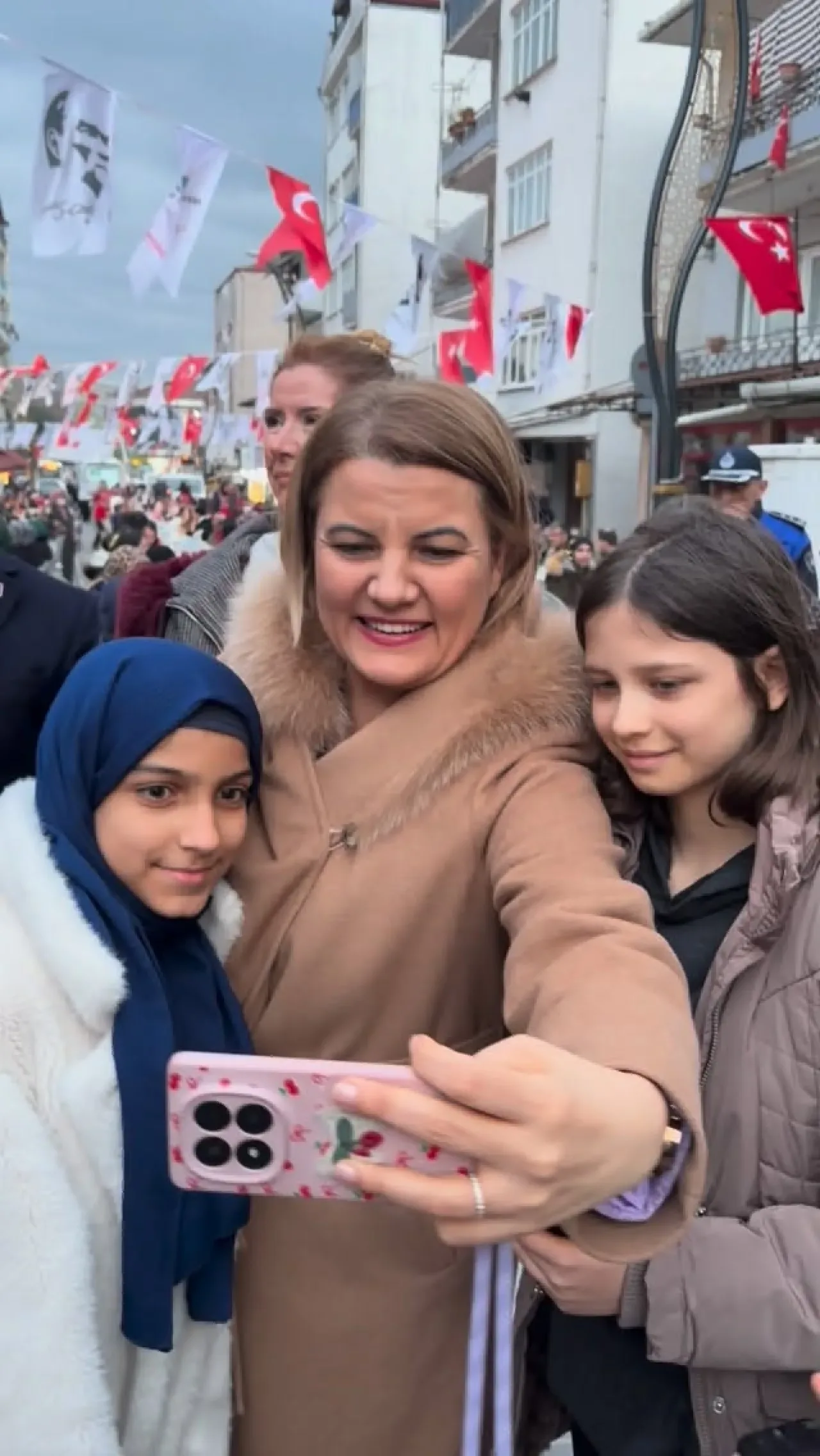 İzmit'te Ramazan Bereketi Sokakta Paylaşıldı: Kuruçeşme'de Dev İftar Sofrası Kuruldu İzmit'te Ramazan Bereketi Sokakta Paylaşıldı: Kuruçeşme'de Dev İftar Sofrası Kuruldu