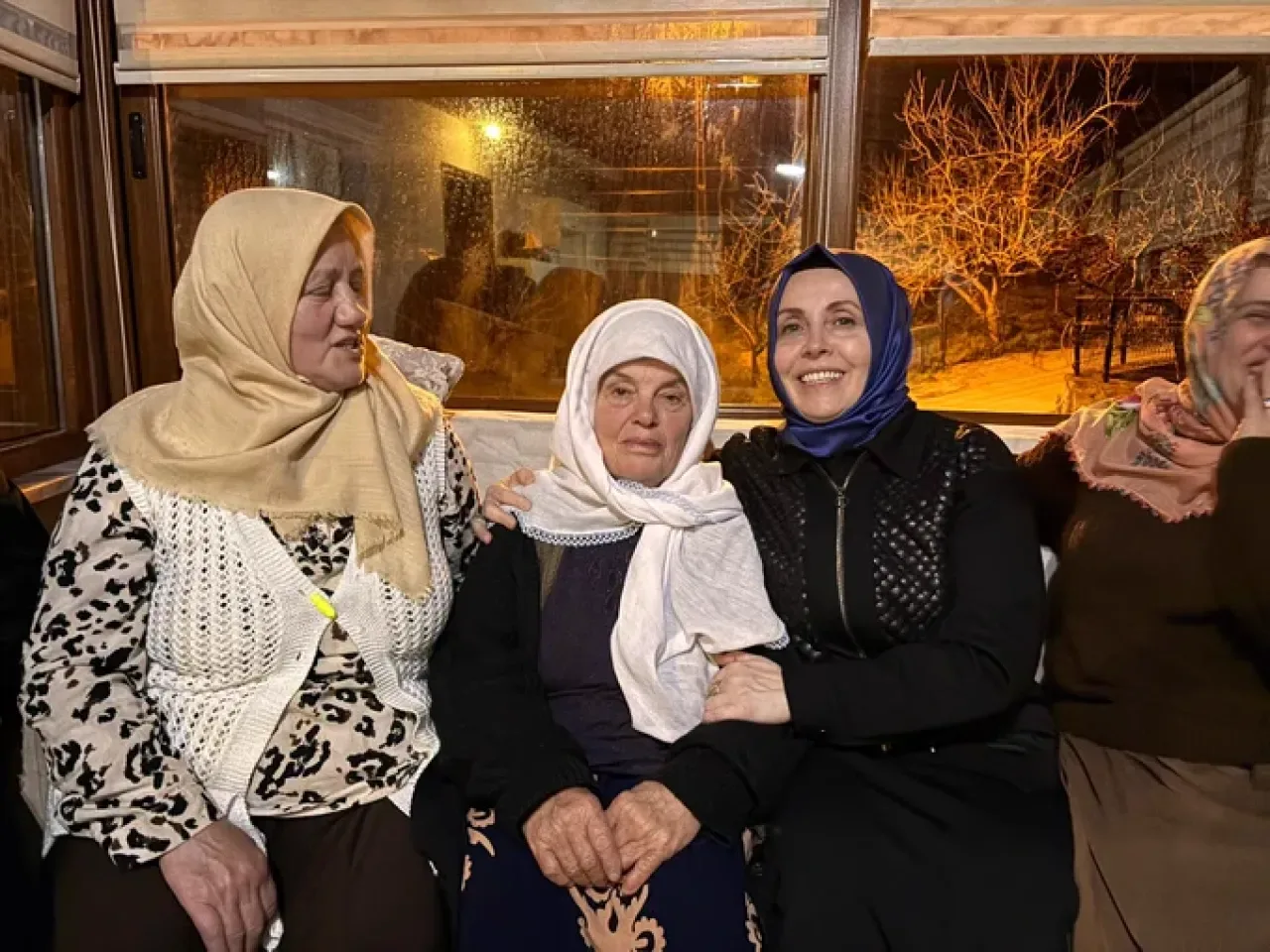 AK Parti Kadın Kolları'ndan Anlamlı Ramazan Buluşması AK Parti Kadın Kolları'ndan Anlamlı Ramazan Buluşması