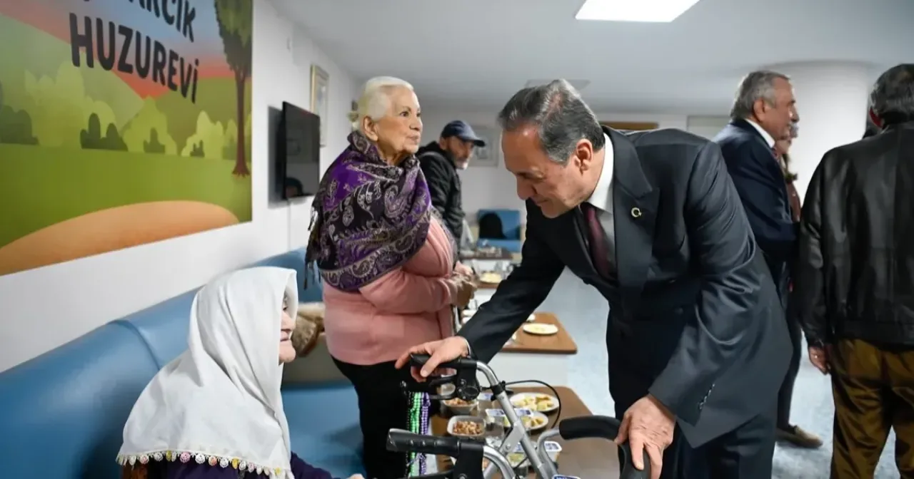 Vali Usta, Çınarcık Huzurevi'nde Asırlık Çınarlarla İftarda Buluştu Vali Usta, Çınarcık Huzurevi'nde Asırlık Çınarlarla İftarda Buluştu