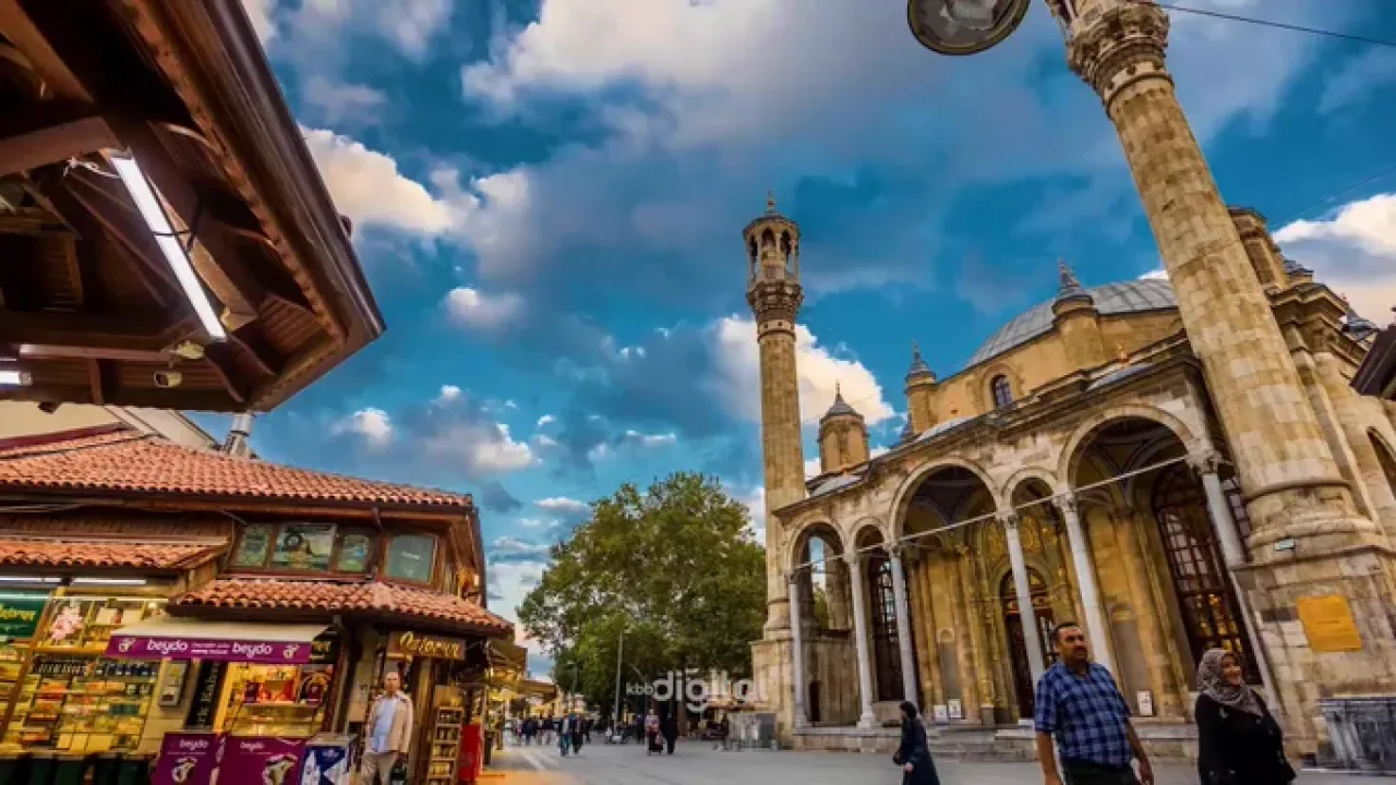 Konya'da Tarihi Aziziye Camii, Büyükşehir Belediyesi'nin Özel İlgisiyle Hayırlı Cumalara Ev Sahipliği Yapıyor Konya'da Tarihi Aziziye Camii, Büyükşehir Belediyesi'nin Özel İlgisiyle Hayırlı Cumalara Ev Sahipliği Yapıyor