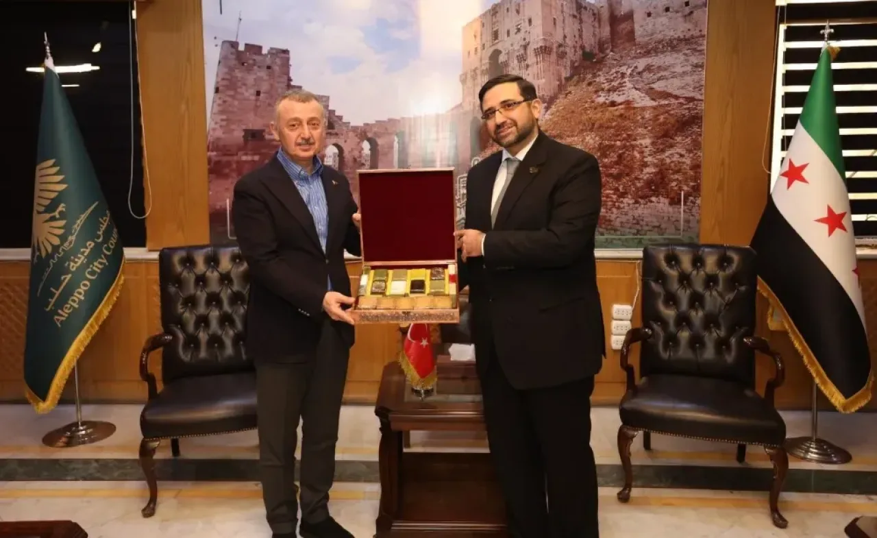 Başkan Büyükakın, Halepli Yetkililer ve Esnafla Bir Araya Geldi Başkan Büyükakın, Halepli Yetkililer ve Esnafla Bir Araya Geldi