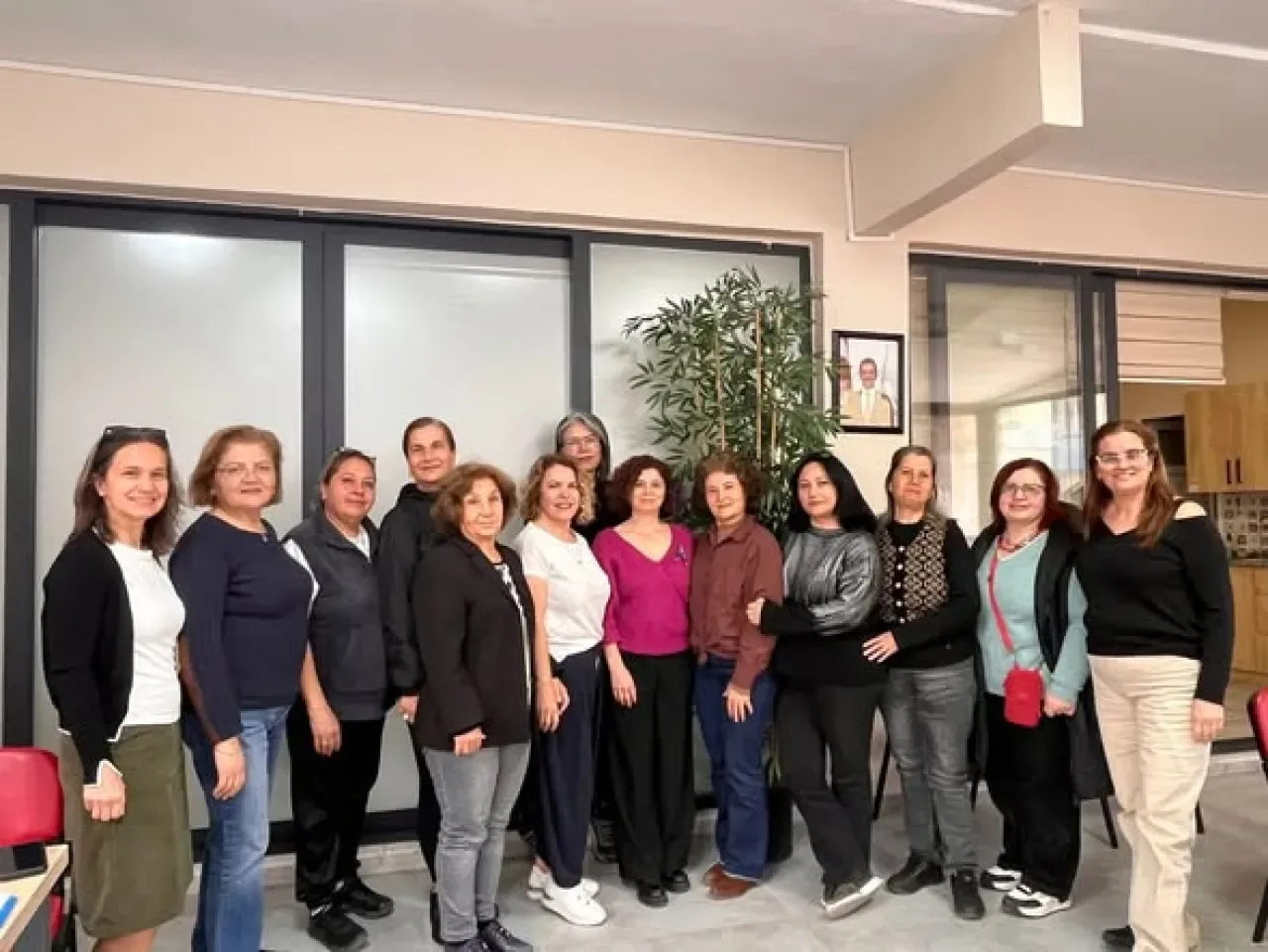 İzmir'de Kadınlar Dijital Haklarını Öğreniyor: Bayraklı'da Anlamlı Atölye İzmir'de Kadınlar Dijital Haklarını Öğreniyor: Bayraklı'da Anlamlı Atölye