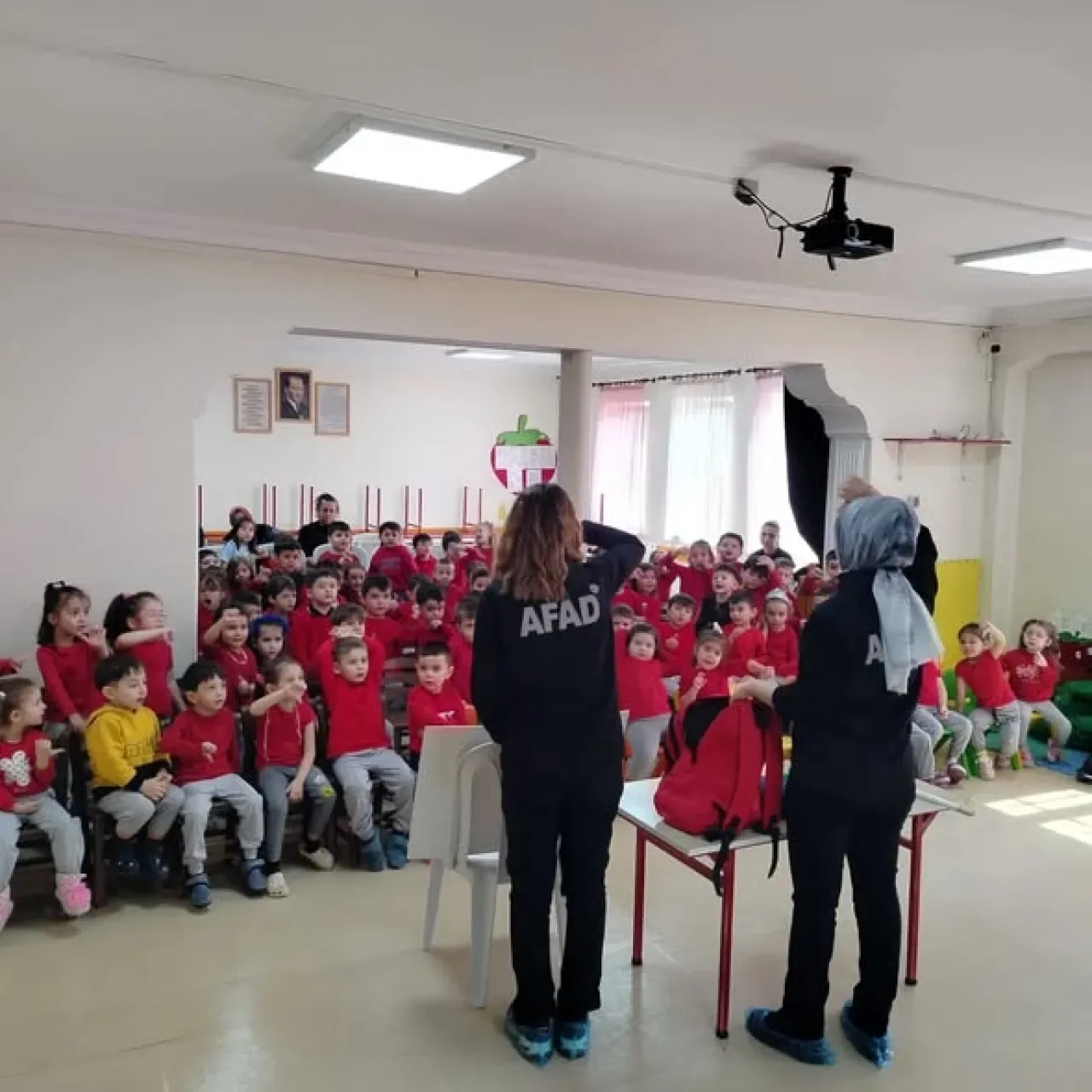 Balıkesir'de Minik Öğrenciler Deprem Tatbikatıyla Bilinçlendi Balıkesir'de Minik Öğrenciler Deprem Tatbikatıyla Bilinçlendi