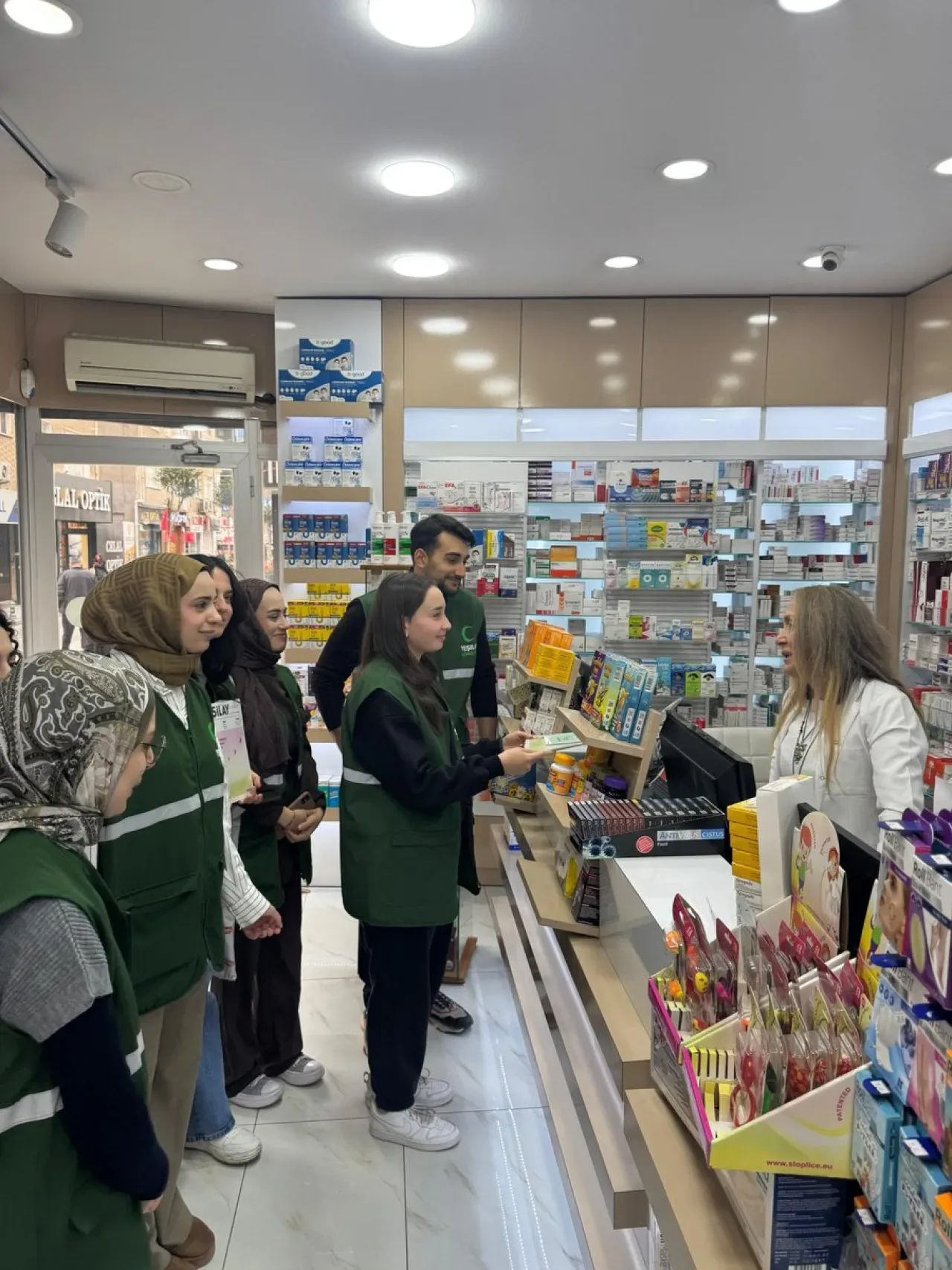 Pendik'te 14 Mart Tıp Bayramı'nda Anlamlı Ziyaret: Yeşilay'dan Eczanelere Teşekkür Pendik'te 14 Mart Tıp Bayramı'nda Anlamlı Ziyaret: Yeşilay'dan Eczanelere Teşekkür
