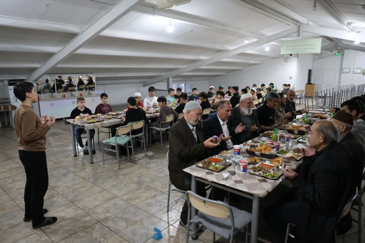 Mehmet Aydın, İftarını Hafızlarla Açtı: "Birlik ve Beraberlik Daim Olsun" Mehmet Aydın, İftarını Hafızlarla Açtı: "Birlik ve Beraberlik Daim Olsun"