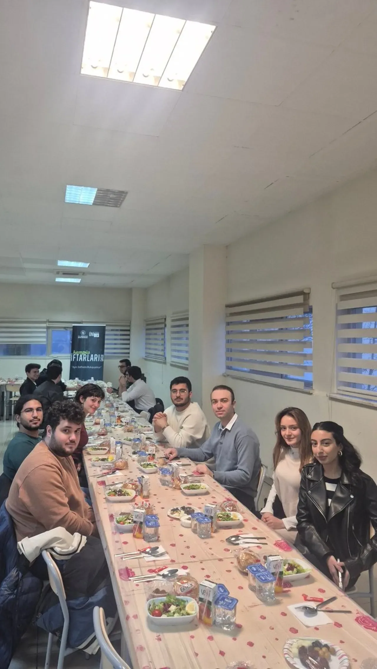Konya'da Üniversite Gençleri İftarda Buluştu Konya'da Üniversite Gençleri İftarda Buluştu
