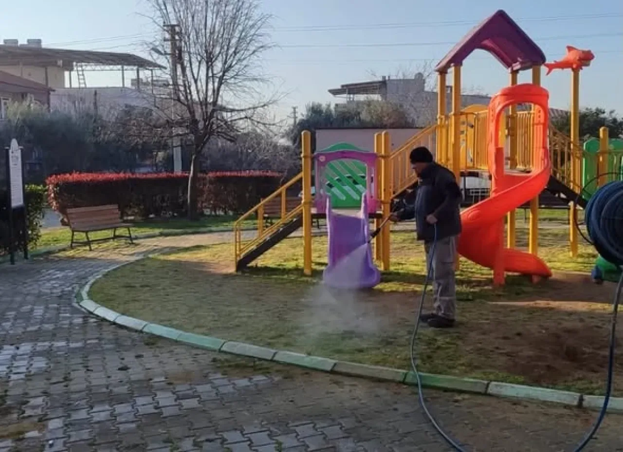 Kiraz'da Park ve Yeşil Alanlar İçin Yabani Ot Mücadelesi Başladı Kiraz'da Park ve Yeşil Alanlar İçin Yabani Ot Mücadelesi Başladı