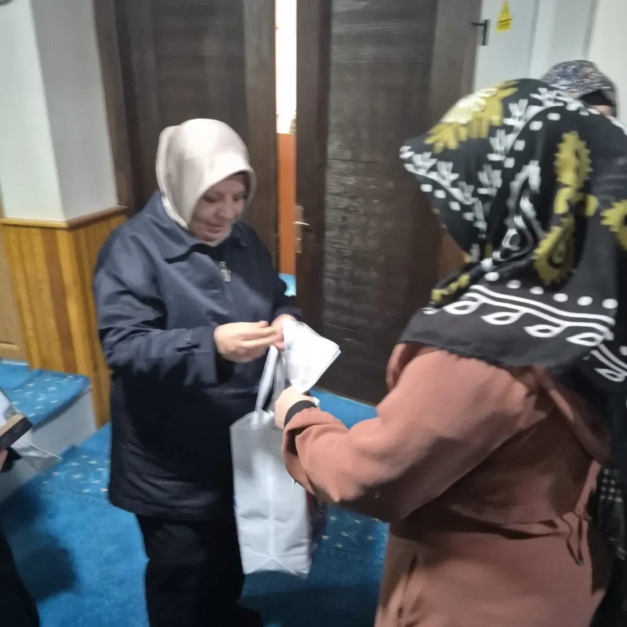 AK Parti Kadın Kolları Maltepe'de Ramazan Bereketini Paylaşıyor AK Parti Kadın Kolları Maltepe'de Ramazan Bereketini Paylaşıyor