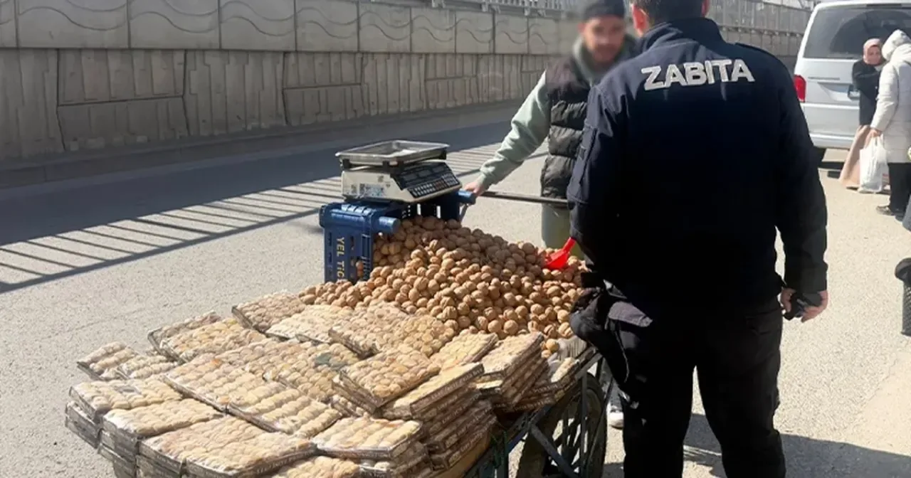 Çiftlikköy'de İzinsiz Seyyar Satıcılara Yönelik Zabıta Denetimleri Sıkı Şekilde Sürüyor Çiftlikköy'de İzinsiz Seyyar Satıcılara Yönelik Zabıta Denetimleri Sıkı Şekilde Sürüyor