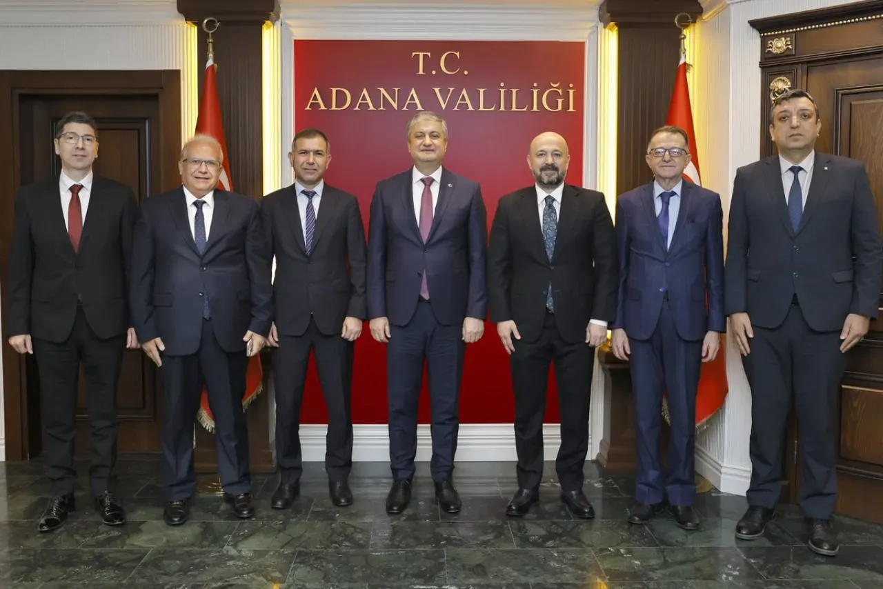 Adana Valisi'nden 14 Mart Tıp Bayramı'nda Anlamlı Ziyaret ve Mesaj Adana Valisi'nden 14 Mart Tıp Bayramı'nda Anlamlı Ziyaret ve Mesaj
