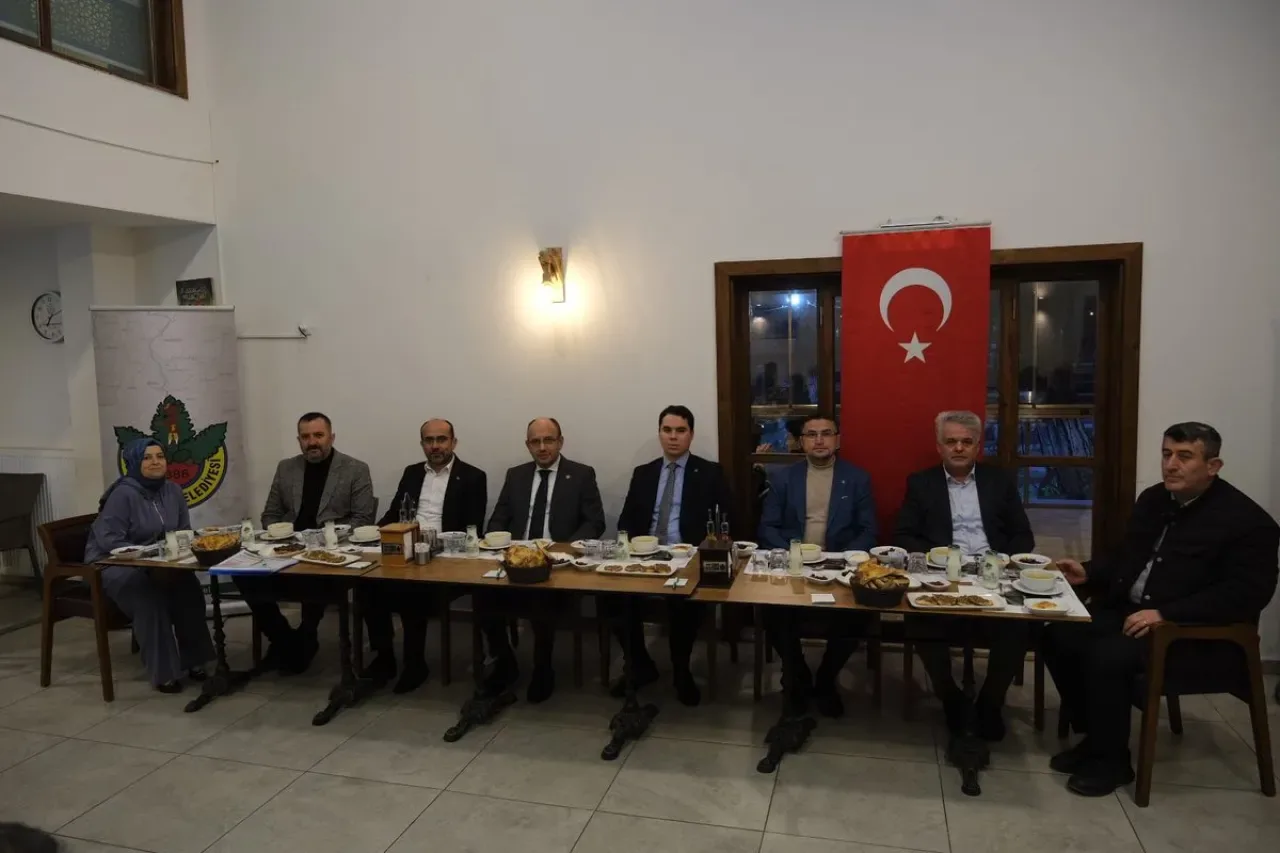 Orhaneli'de Kaymakam ve Muhtarlar İftarda Buluştu Orhaneli'de Kaymakam ve Muhtarlar İftarda Buluştu