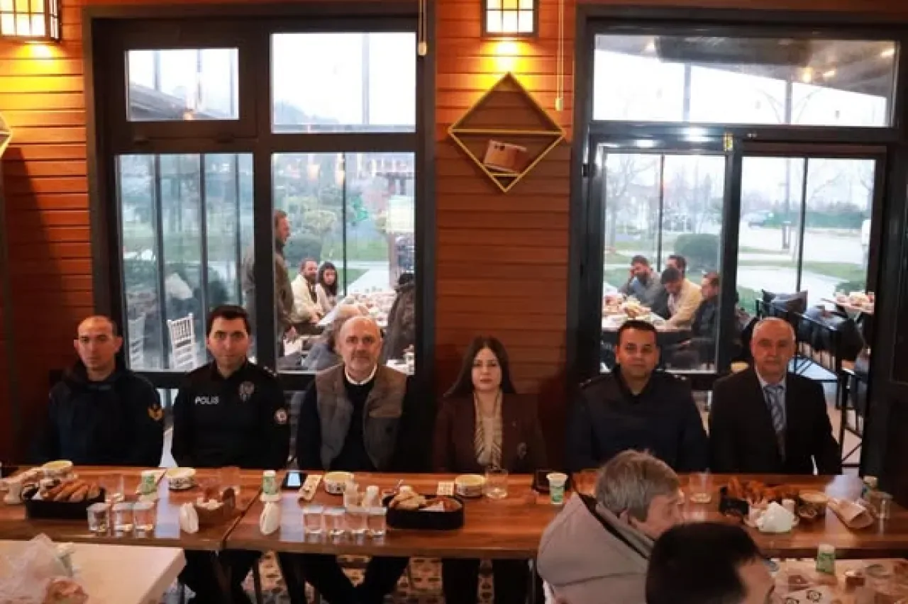 Marmara Adalar'da Mermerciler Derneği'nin İftar Buluşmasına Yoğun İlgi Marmara Adalar'da Mermerciler Derneği'nin İftar Buluşmasına Yoğun İlgi