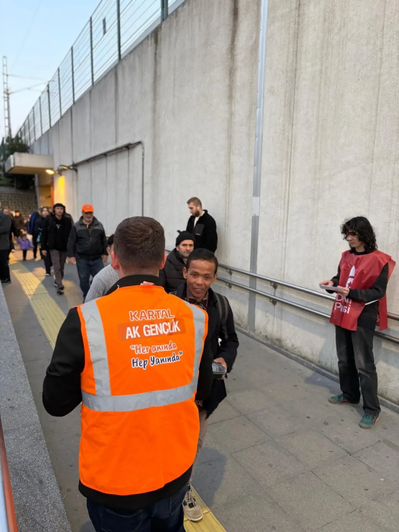 Kartal AK Gençlik, Marmaray Durağında Yolda Kalanlara İftar İkramı Yaptı Kartal AK Gençlik, Marmaray Durağında Yolda Kalanlara İftar İkramı Yaptı