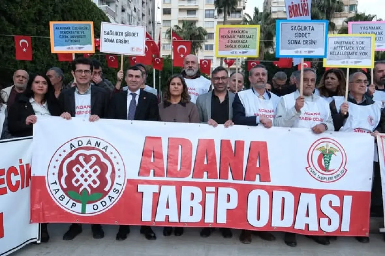 CHP Adana'dan Hekimlerin Yanında: "Beyaz Yürüyüş"e Destek CHP Adana'dan Hekimlerin Yanında: "Beyaz Yürüyüş"e Destek