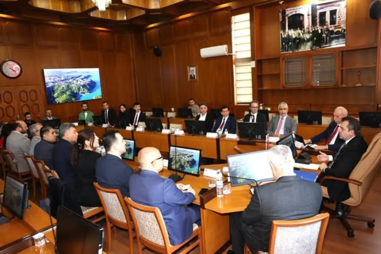 Adana'da Mesleki Eğitim İçin Üniversite-Sektör İş Birliği Güçleniyor Adana'da Mesleki Eğitim İçin Üniversite-Sektör İş Birliği Güçleniyor