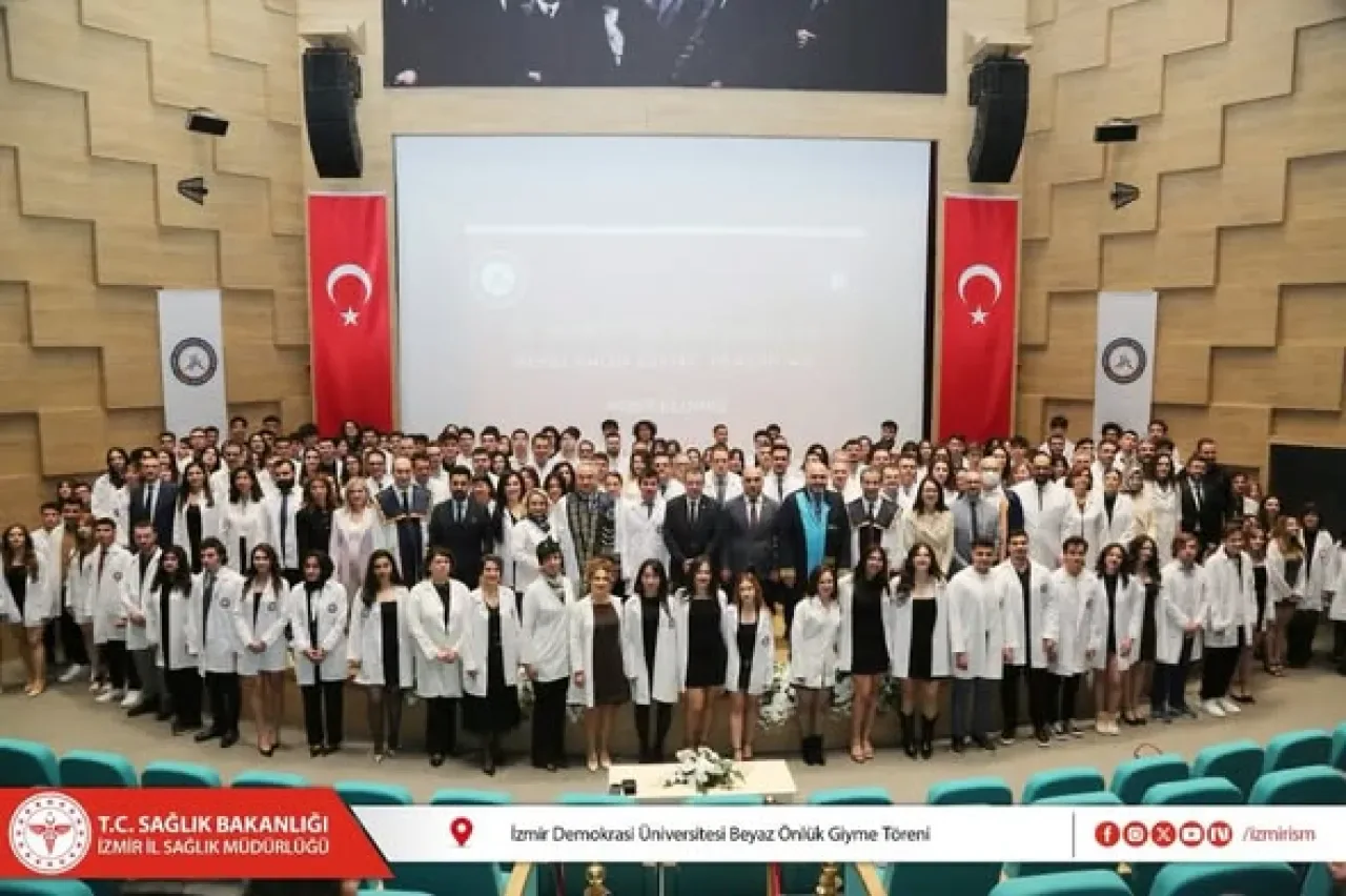 İzmir'de Beyaz Önlük Coşkusu: Tıp Öğrencileri Mesleğe İlk Adımı Attı İzmir'de Beyaz Önlük Coşkusu: Tıp Öğrencileri Mesleğe İlk Adımı Attı