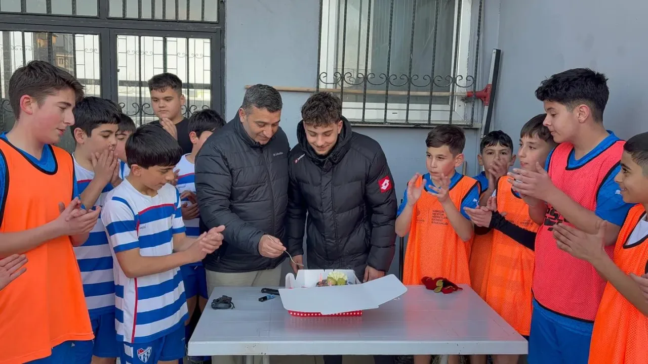 İstanbul Sancaktepe Spor Akademisi'nde Sıcak Doğum Günü Sürprizi İstanbul Sancaktepe Spor Akademisi'nde Sıcak Doğum Günü Sürprizi