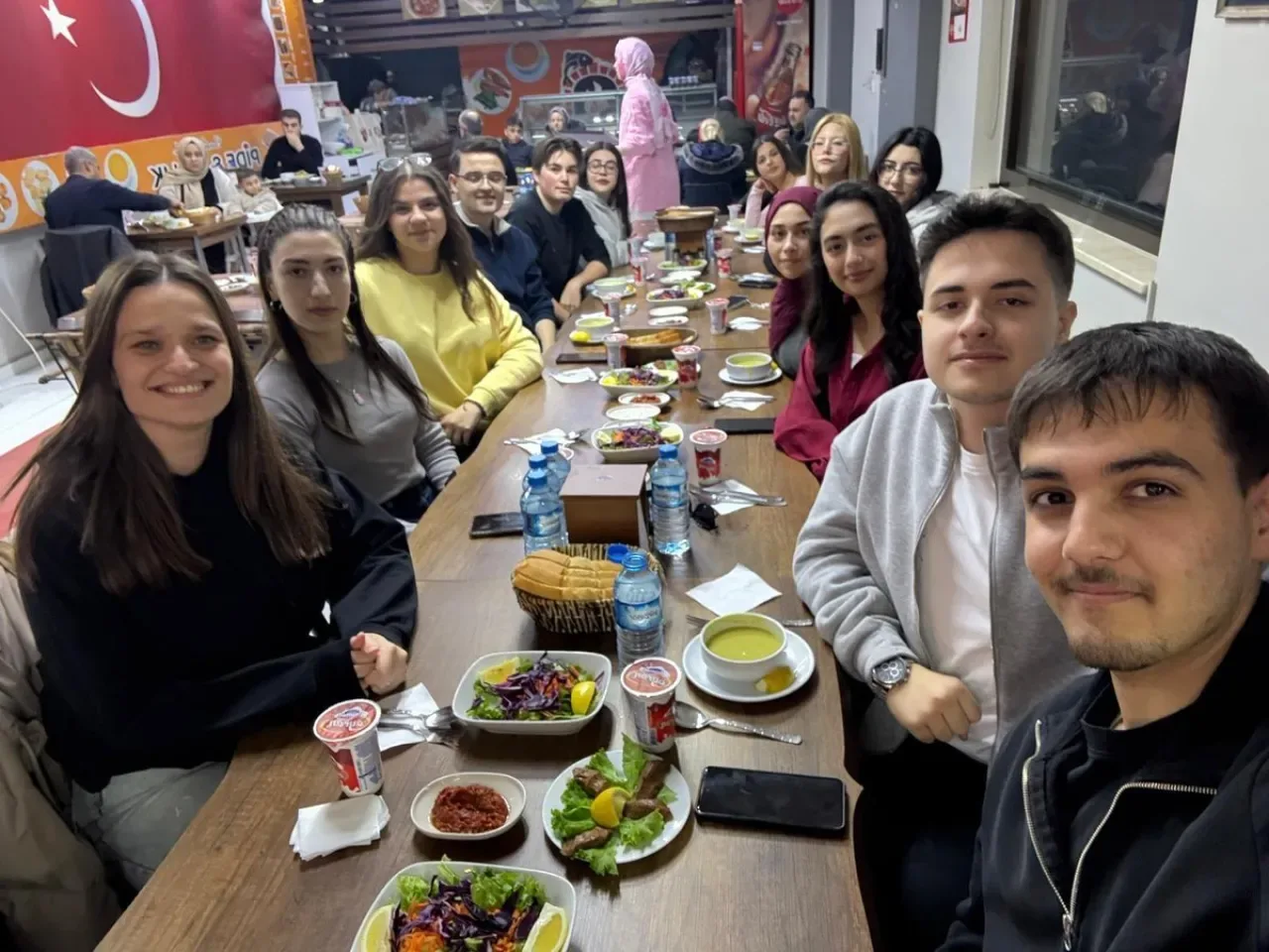 Bursa İznik'te Bir Okulda Anlamlı Buluşma: Maarifin Kalbinde Ramazan İftarı Bursa İznik'te Bir Okulda Anlamlı Buluşma: Maarifin Kalbinde Ramazan İftarı
