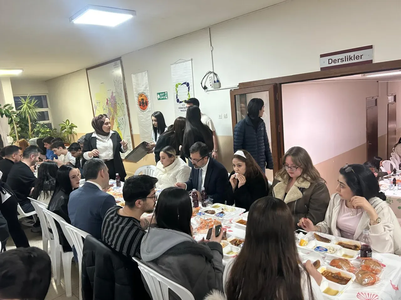 Çukurova Üniversitesi'nde Ramazan Coşkusu: Öğrenciler ve Akademisyenler İftarda Buluştu Çukurova Üniversitesi'nde Ramazan Coşkusu: Öğrenciler ve Akademisyenler İftarda Buluştu